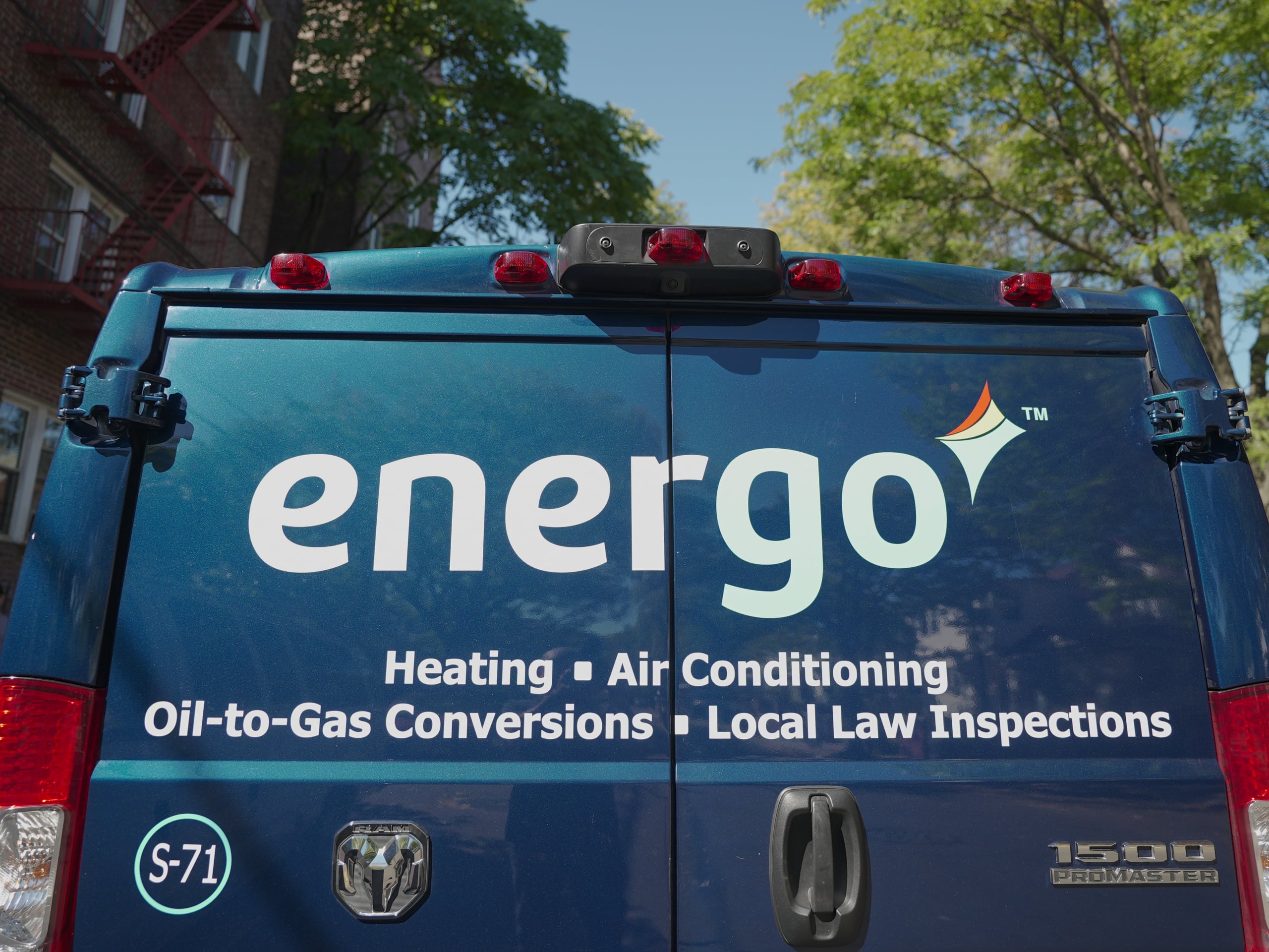 Energo van from the back on a busy New York City street (cropped v2)